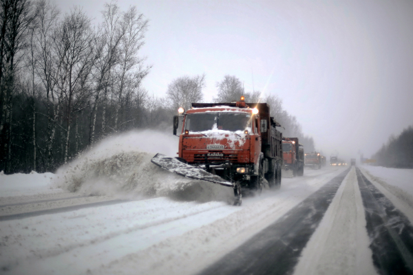 На расчистку российских дорог было отправлено 9 тысяч снегоуборочных машин