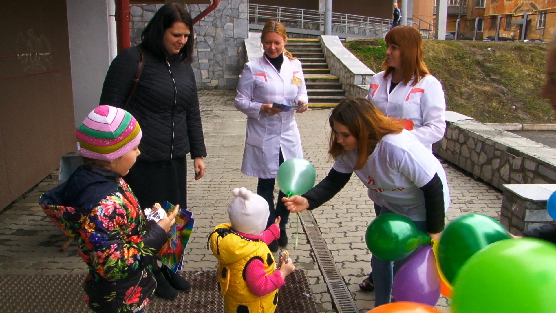 У детской больницы студенты провели акцию «Подари ребёнку улыбку»