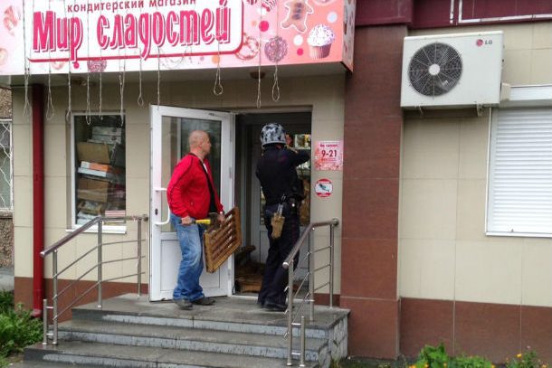 В Первоуральске мужчина с ножом ворвался в магазин сладостей