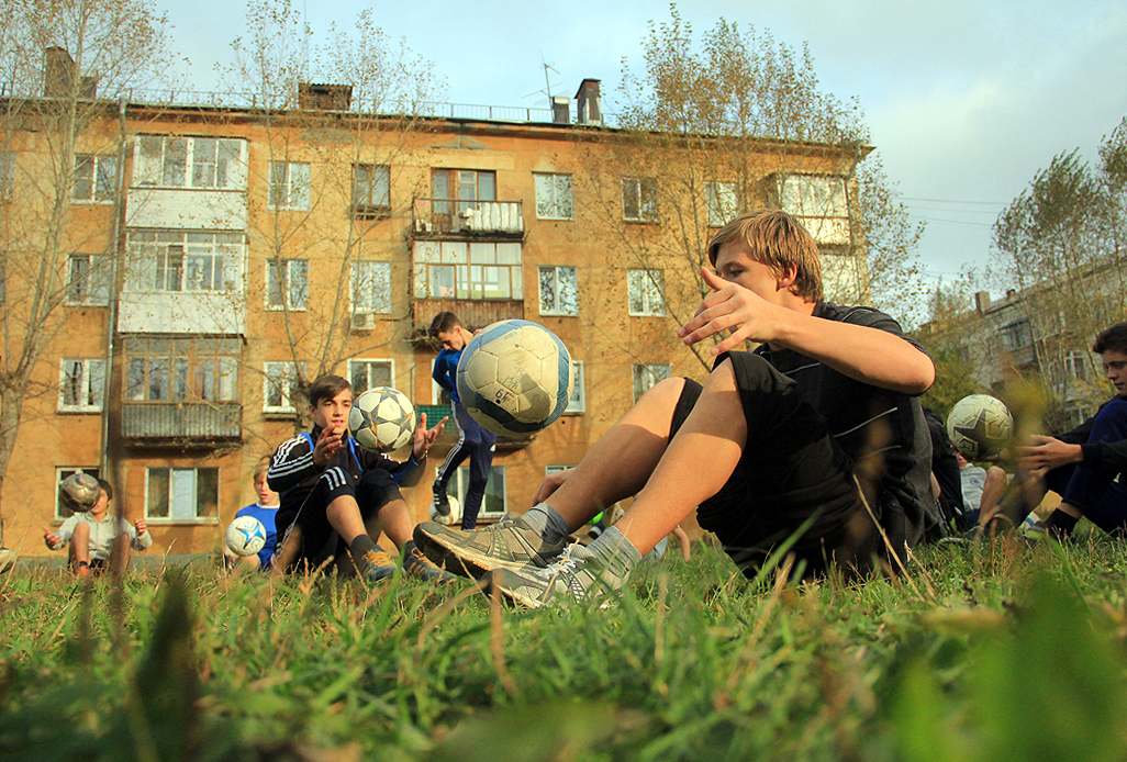 Воспитанников детского дома обучали футбольному фристайлу 