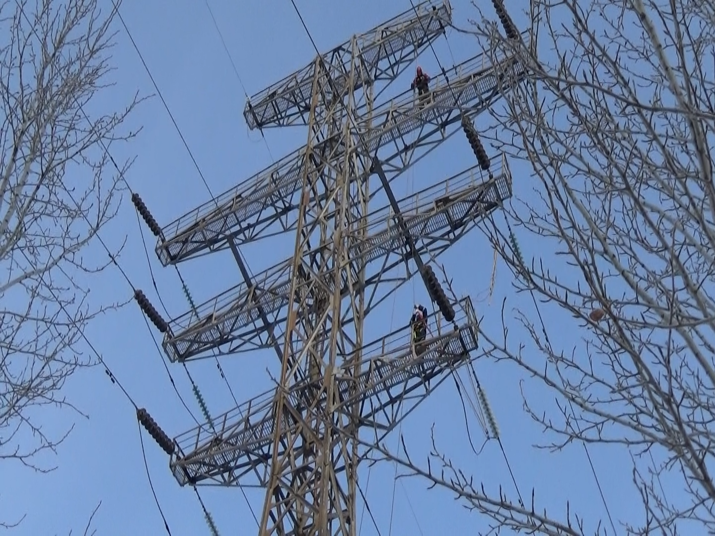 В Екатеринбурге несколько часов снимали квадрокоптер, застрявший в проводах