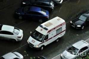 Скорой помощи и пожарным хотят разрешить "таранить" мешающие во дворах автомобили
