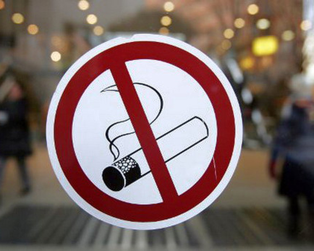 Минздрав разрешит работодателям продлевать рабочий день курильщиков