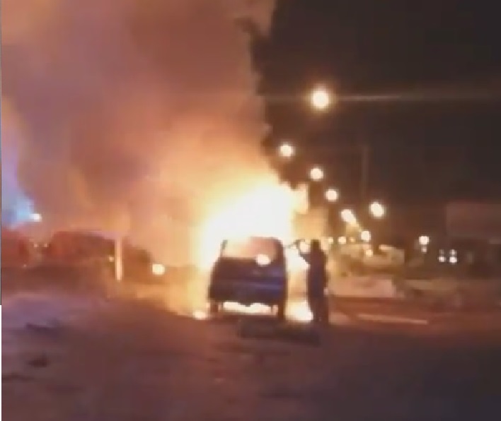 "Тушили чем могли": в центре Первоуральска сгорел минивэн Toyota