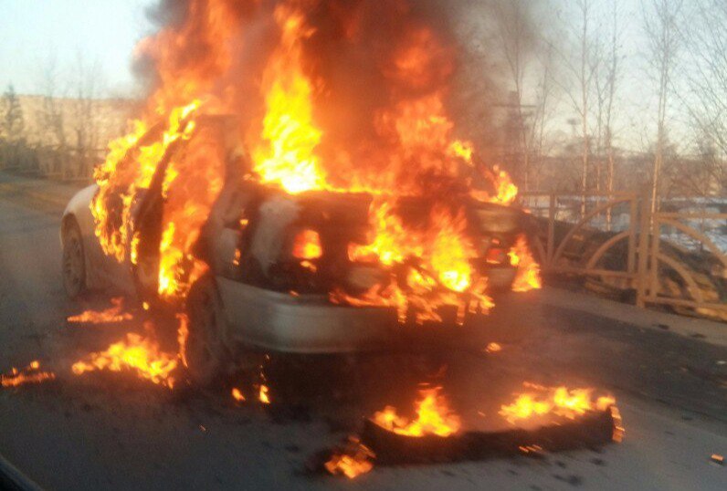 В Первоуральске на ходу загорелся автомобиль