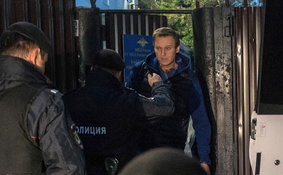 Навального снова задержали