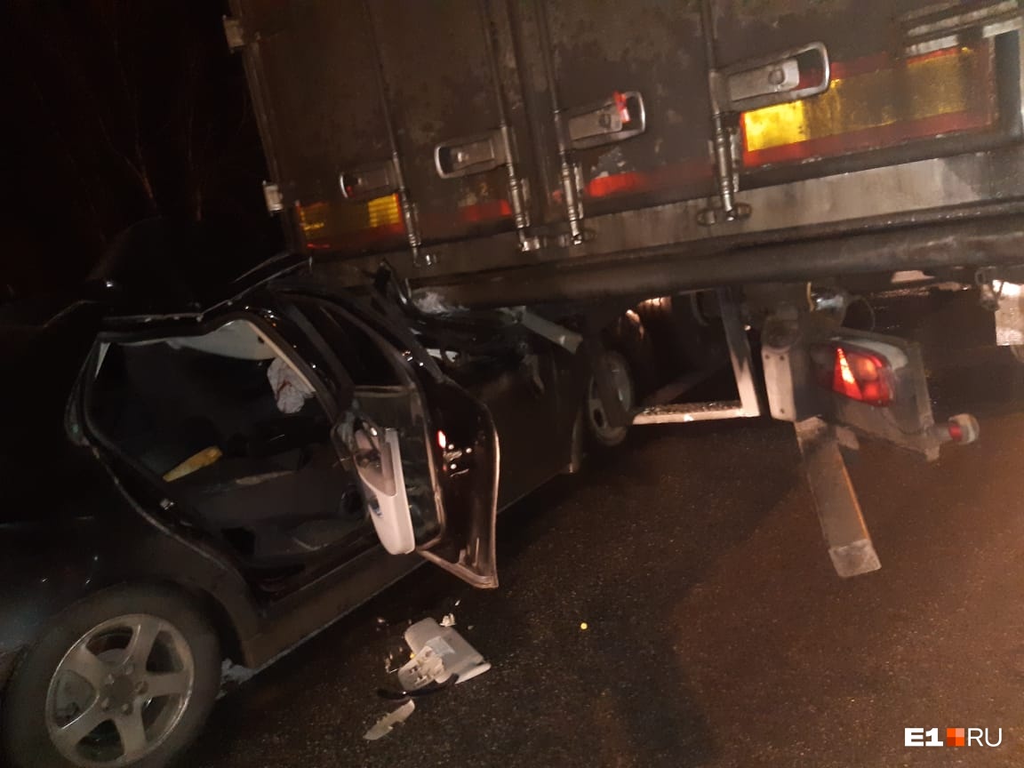 Saab влетел под грузовик, 2 человека в больнице