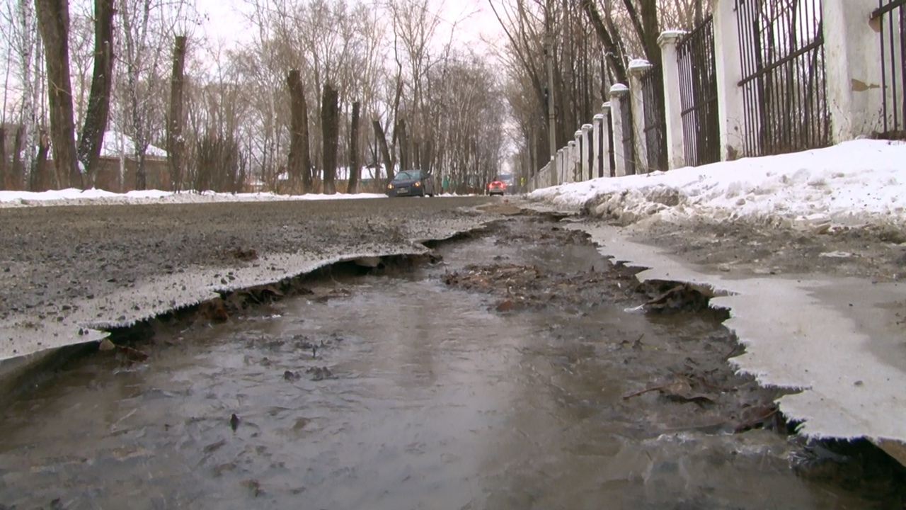 Затопило дорогу на улице Карбышева