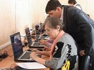Учащиеся лицея №21 обучают пенсионеров компьютерной грамотности. Видео 