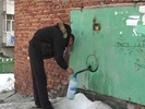 Жители Шайтанки берут воду строго по часам. Видео