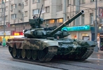 Рабочие УВЗ, которых достали митинги оппозиции, вводят в Екатеринбург танки