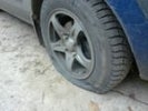 В Первоуральске неизвестные хулиганы порезали колёса на восьми легковых машинах