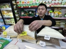 Мигрантам разрешат работать в продуктовых магазинах