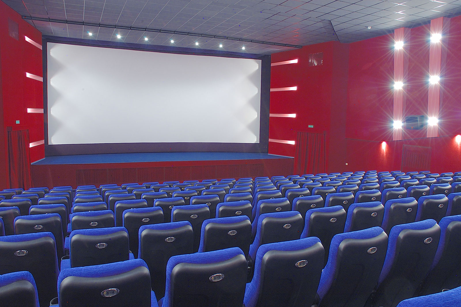 Российские кинотеатры будут платить налоги за зарубежные фильмы