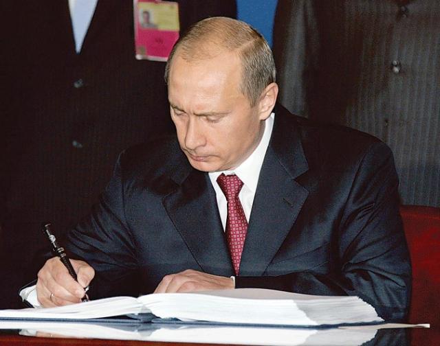Президент подписал скандальный закон, запрещающий американцам усыновлять российских детей