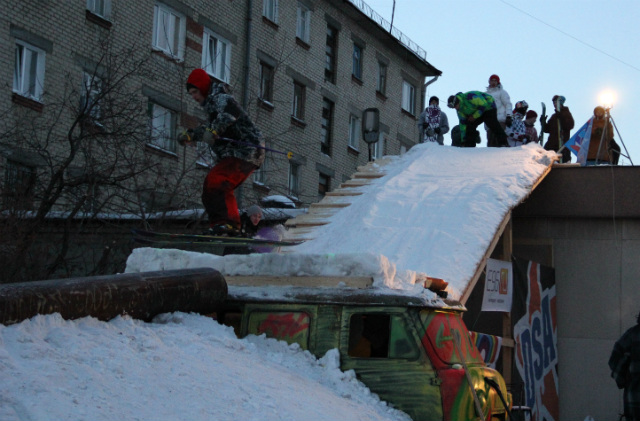 В Первоуральске прошли соревнования среди сноубордистов и лыжников «Car too fan». Видео