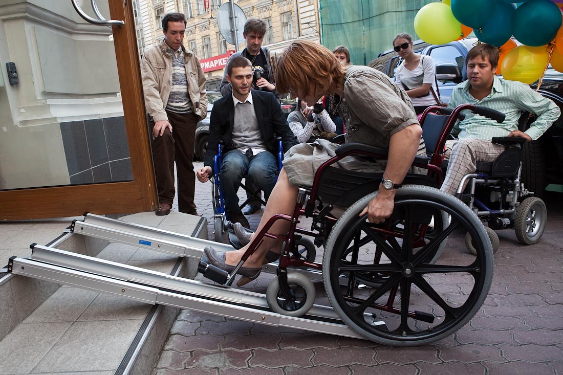 Свердловским инвалидам-колясочникам достанутся бесплатные подъемники, пандусы и поручни