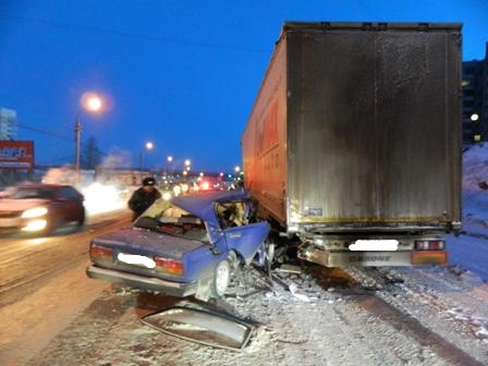 В Первоуральске в результате столкновения легкового автомобиля и грузовика погиб человек. Фото