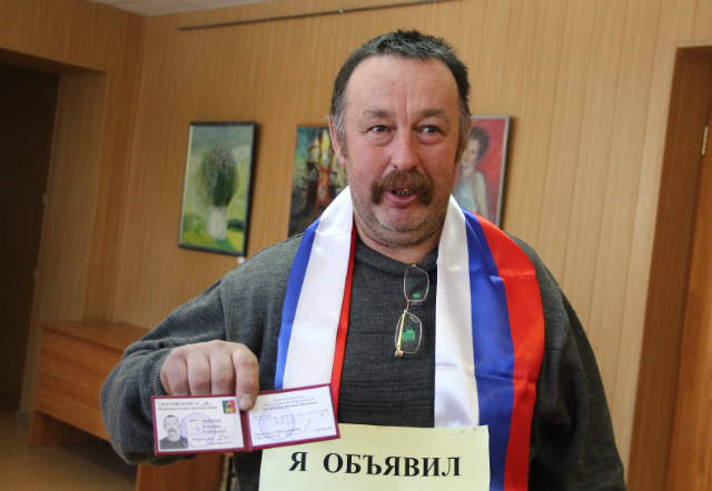 После 4-х дней голодовки Владимир Терехов получил удостоверение помощника депутата. Видео