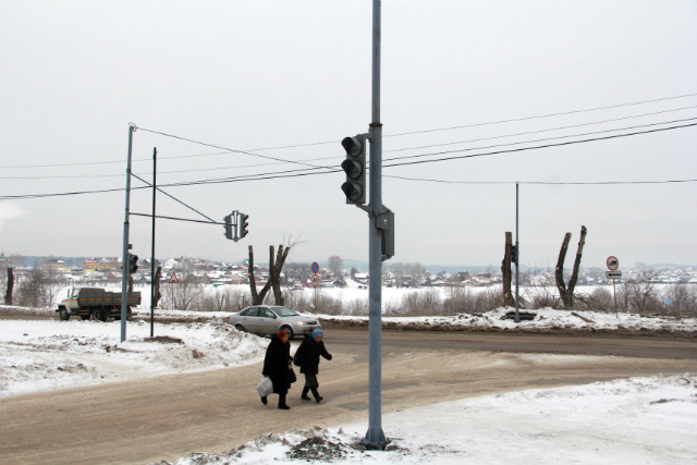В конце этой недели в Первоуральске появится еще один перекресток, оборудованный светофорами. Видео