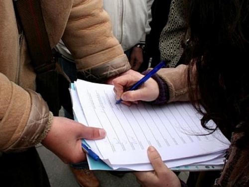 В Первоуральске начался сбор подписей против поправок в закон “Об образовании”. Видео
