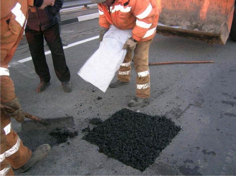 В Первоуральске начали проводить ямочный ремонт дорог. Видео