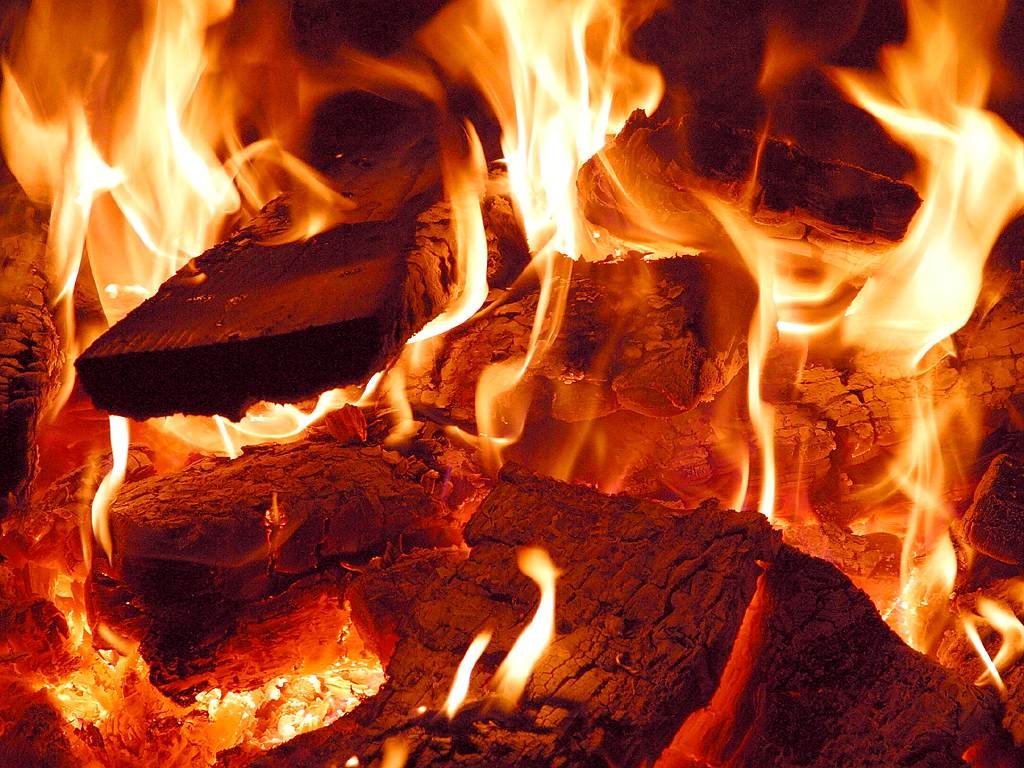 В Первоуральске сгорел частный дом, в огне серьёзно пострадал 34-летний мужчина
