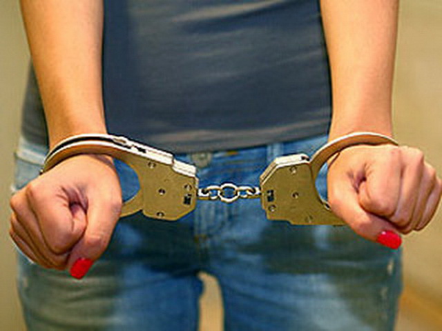 В Первоуральске по подозрению в совершении грабежа задержали 22-летнюю девушку