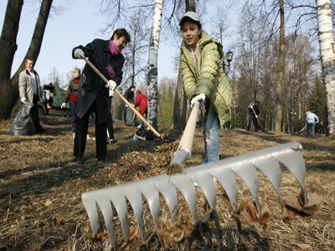 Первоуральск вышел на общегородской субботник