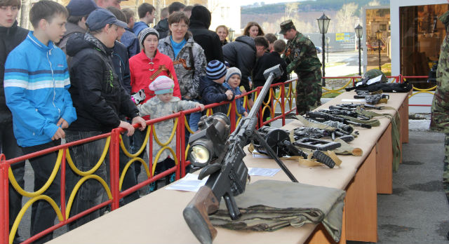 В День Победы спецназовцы показали первоуральцам свое оружие. Фото