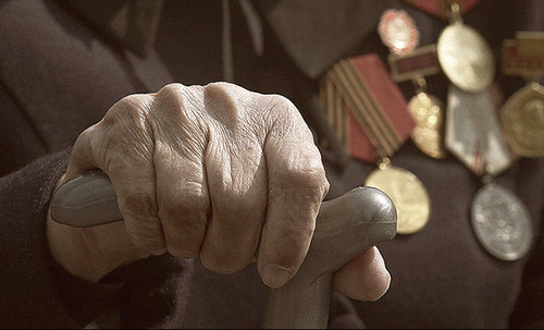 Свердловским ветеранам выдали просроченную тушенку в наборах ко Дню Победы