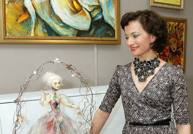 В Выставочном центре открылась экспозиция «Цветы и куклы» Видео