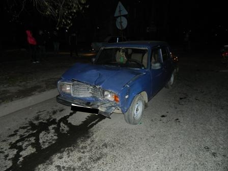 В Первоуральске пьяный водитель сбил двух пешеходов, толкавших сломанный автомобиль. Фото
