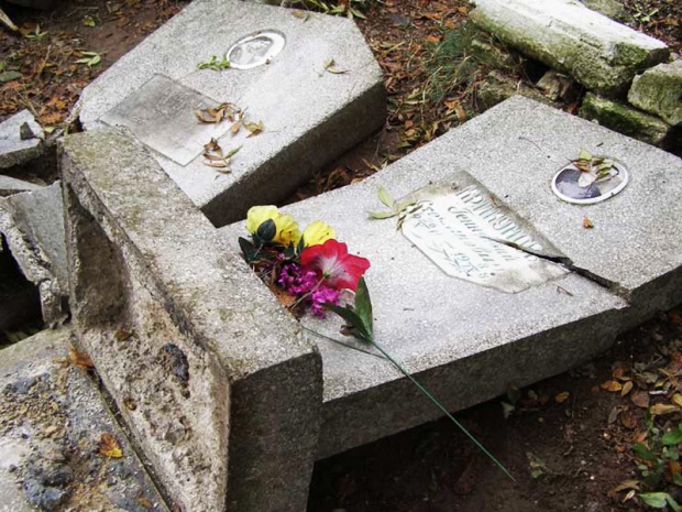 В Первоуральске три подростка устроили погром на кладбище