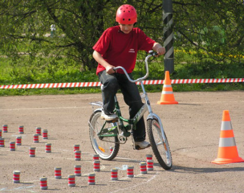 В Первоуральске прошли соревнования среди школьников «Безопасное колесо». Видео