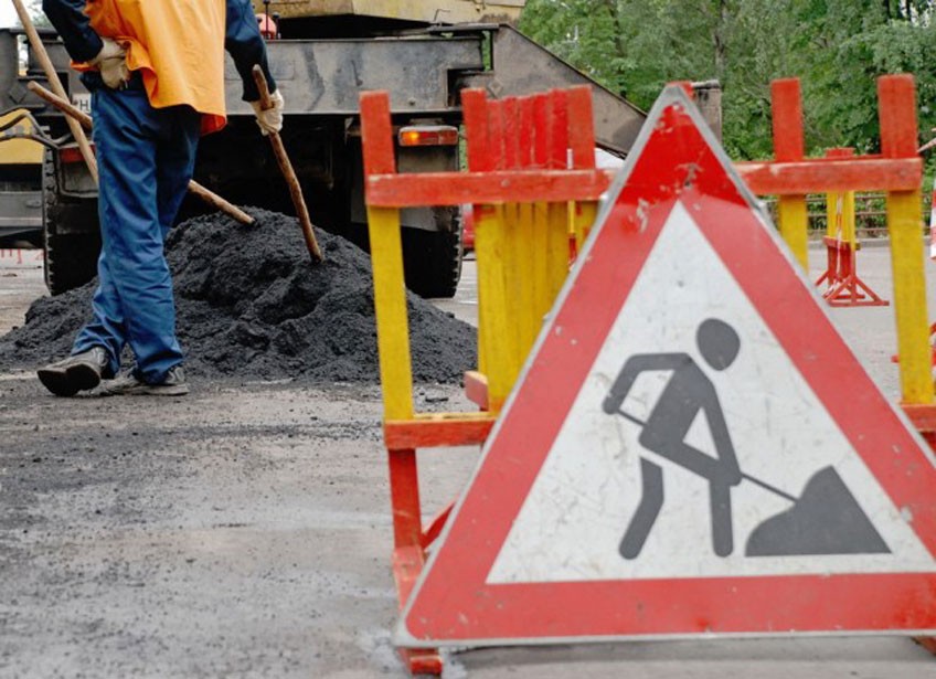 В Первоуральске продолжается ямочный ремонт дорог