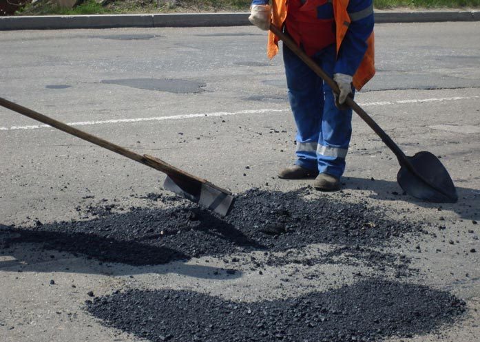 В Первоуральске продолжается работа по ямочному ремонту дорог