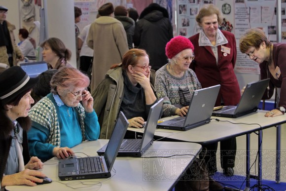 Первоуральским пенсионерам преподают навыки работы на компьютере и в Интернете