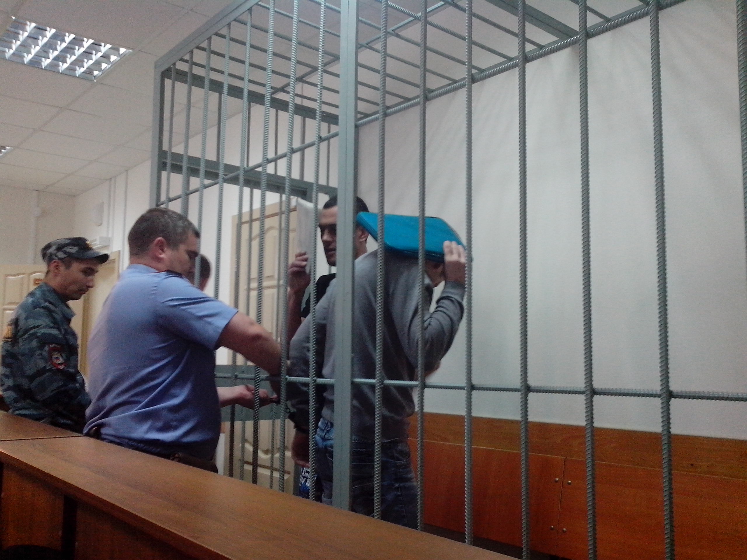 В Первоуральске перед судом предстали двое молодых людей, обвиняемые в ограблении ювелирных салонов. Видео