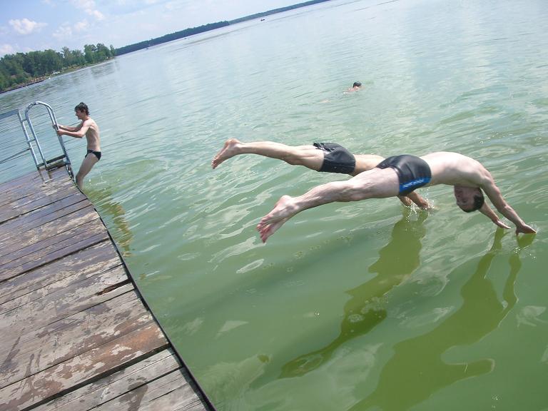 Август можно ли купаться. Место для купания. Ставрополь водоемы для купания. Балтым место для купания. Люди купаются в реке.
