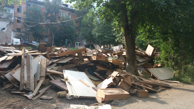 Во дворе дома №4-А по проспекту Ильича случился мусорный коллапс. Видео