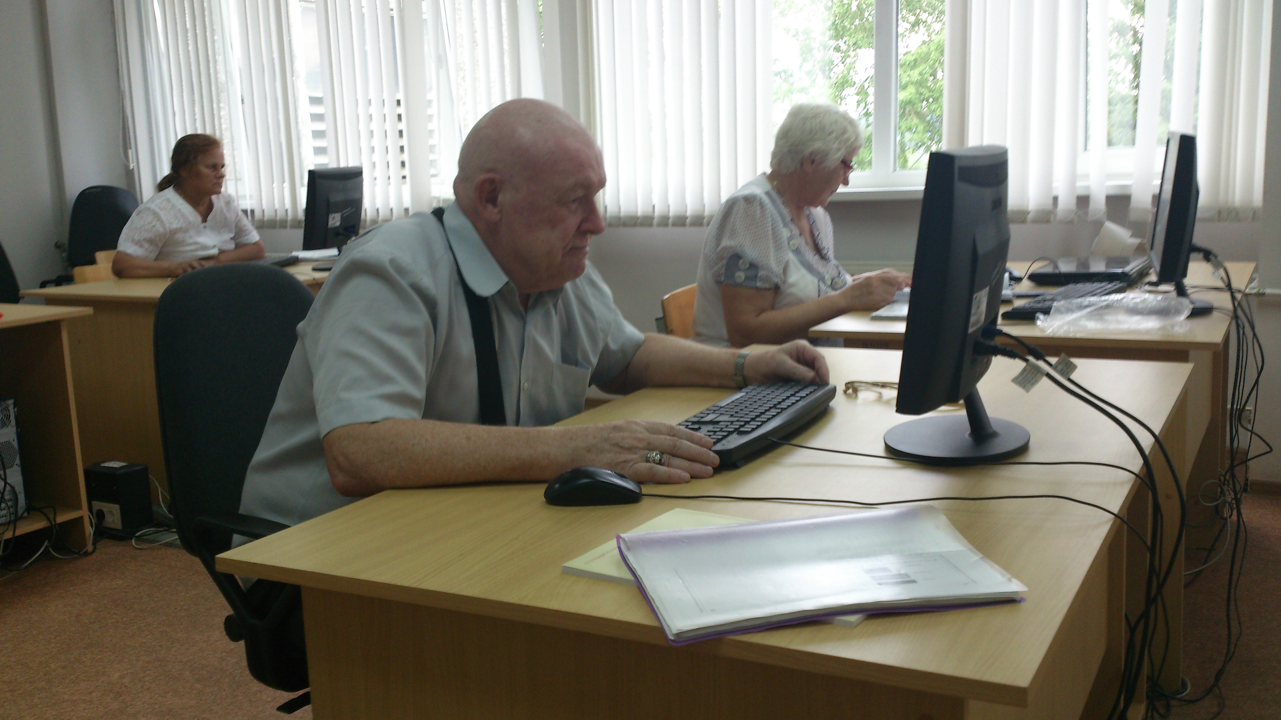 В Первоуральске пожилых людей бесплатно обучают компьютерной грамотности. Видео