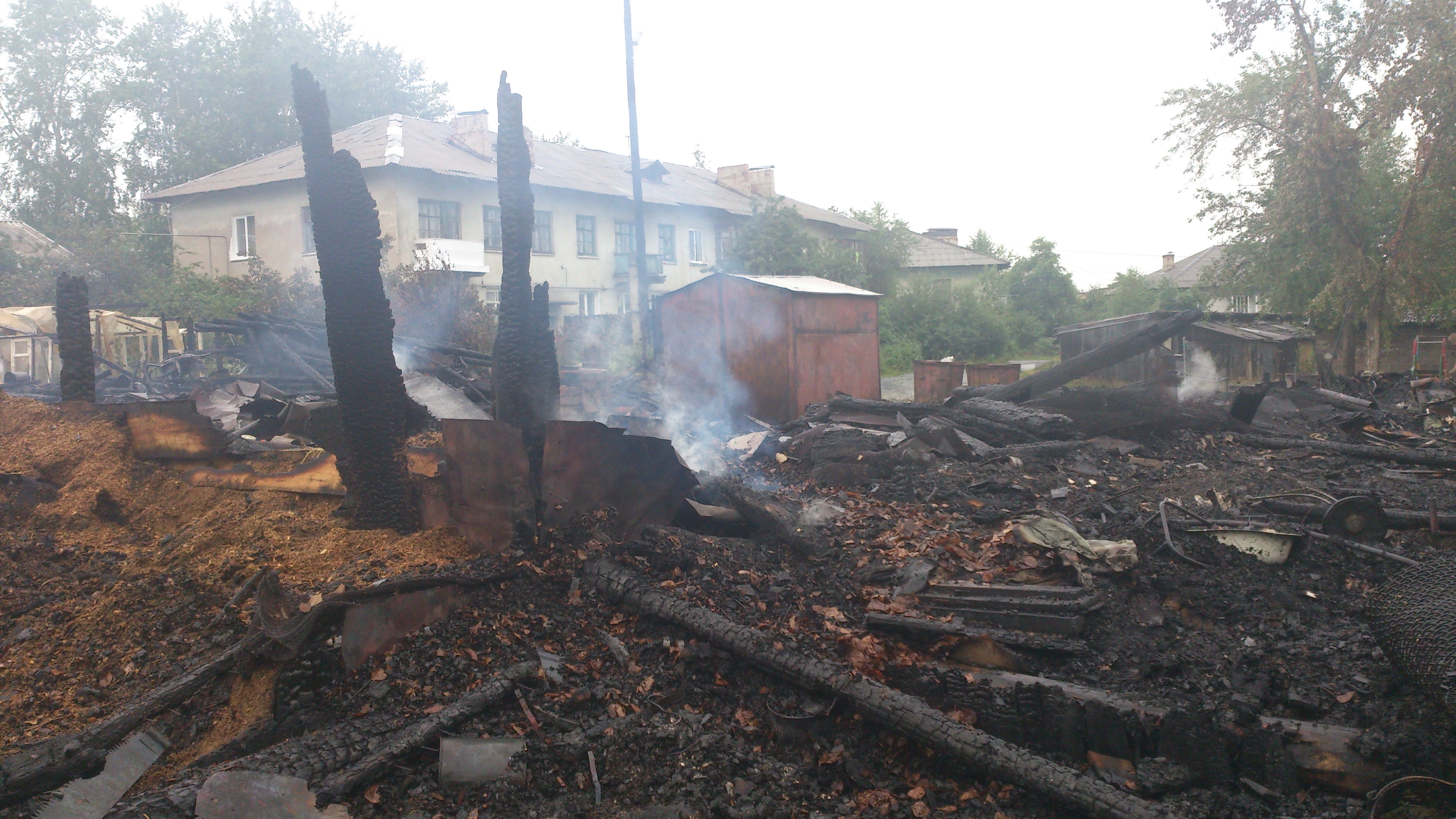 В поселке Магнитка сгорели сараи, площадь пожара составила  400 кв. м. Видео