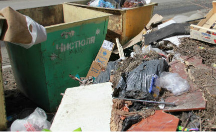 Куда пропали мусорные баки из двора по ул. Строителей? Видео