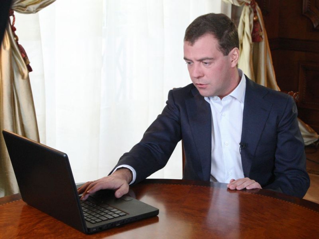 Дмитрий Медведев потребовал упростить регистрацию на портале госуслуг