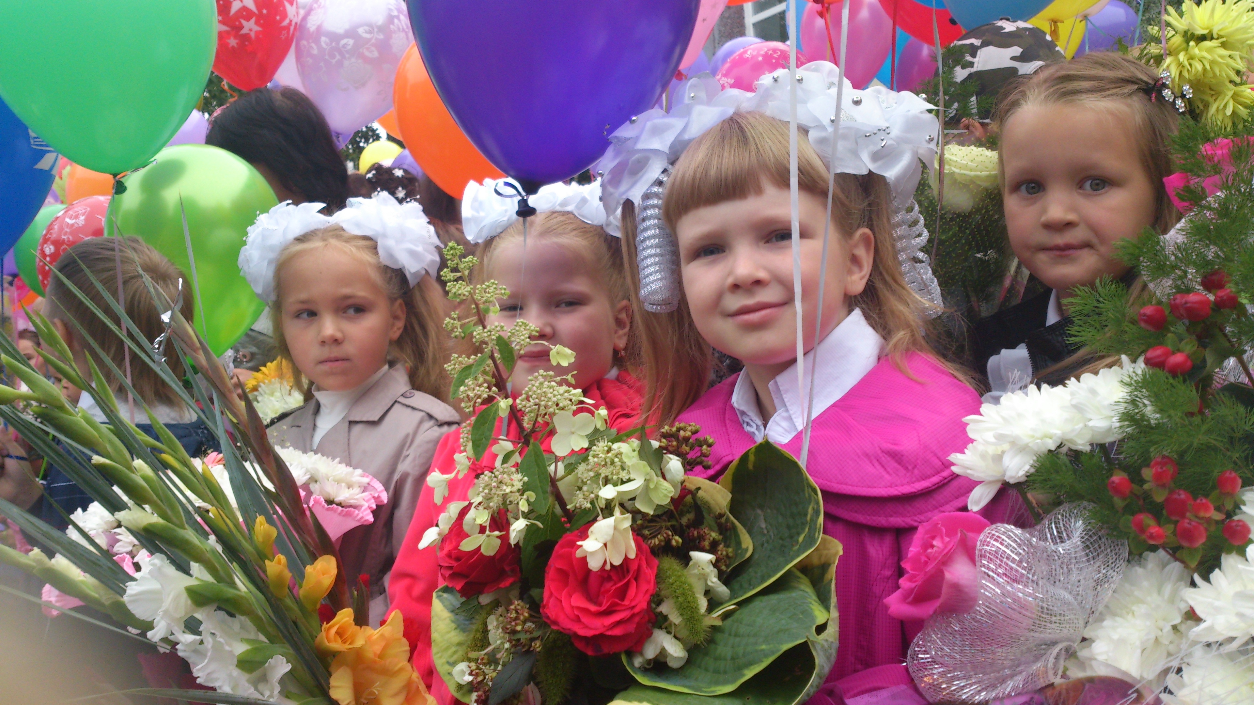 В Первоуральске прошли торжественные линейки в честь Дня знаний. Видео