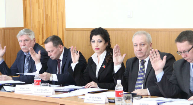 Депутаты-единороссы не поддержали инициативу Администрации провести внеочередное заседание Думы. Видео