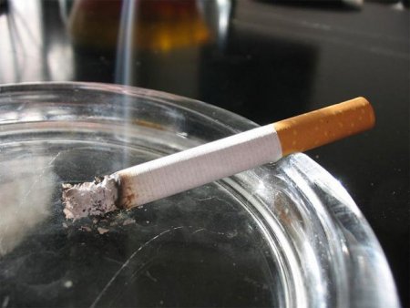 Каждый десятый россиянин стал курить меньше