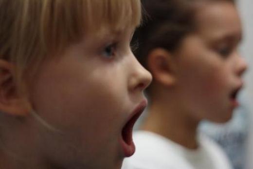 Российских школьников научат петь хором