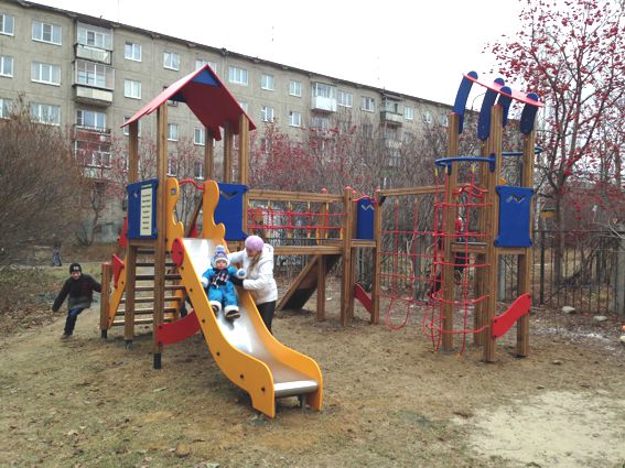 Во дворах на Комсомольской и на Трубников появились новые детские городки. Видео